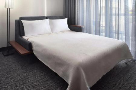 Courtyard by Marriott Broadway - 4