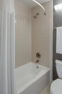 Courtyard by Marriott Boston Logan Airport - 36
