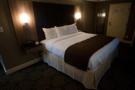 Aashram by Niagara River - 15