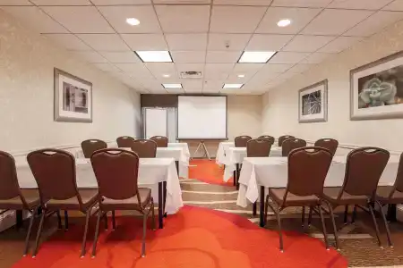 Hilton Garden Inn Dallas/Market Center - 13