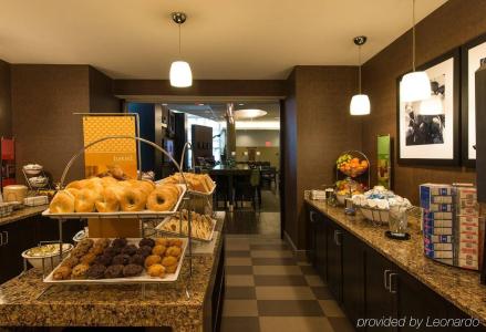 Hampton Inn & Suites Boston Crosstown Center - 13