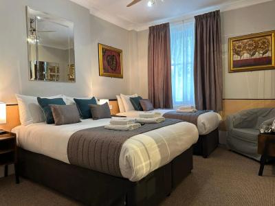 Tudor Court - 10