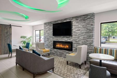 La Quinta Inn by Wyndham Indianapolis Airport Executive Dr - 1