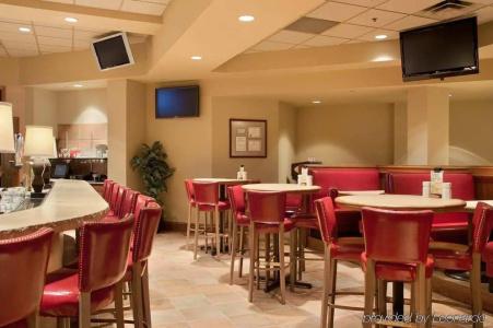 DoubleTree by Hilton Airport - 28