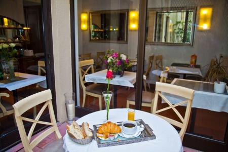 Hôtel Du Mont Dore Batignolles - 11