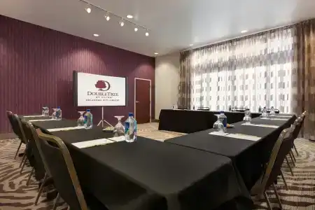 DoubleTree by Hilton Airport - 14