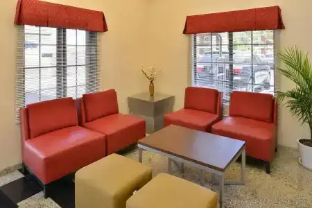 Best Western Plus Raffles Inn & Suites - 13
