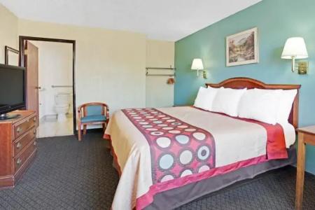 Super 8 by Wyndham Tucson Downtown Convention Center - 2