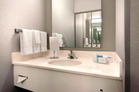 Courtyard by Marriott Broadway - 9