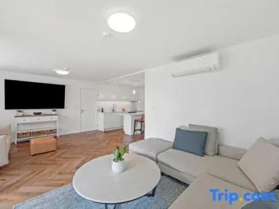 Burleigh Beach Tower - 207