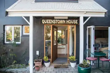 Queenstown House Boutique and Apartments - 0