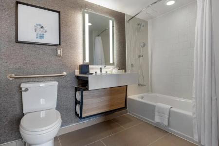 Sheraton Suites Old Town - 38