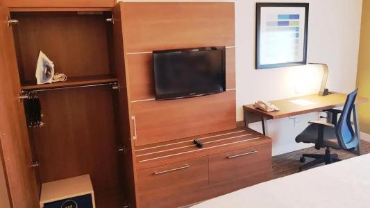 Holiday Inn Express and Suites, an IHG - 62