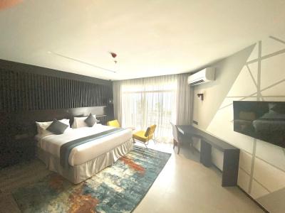 Giraffe Ocean View - 12