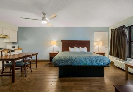 Econo Inn & Suites - 3