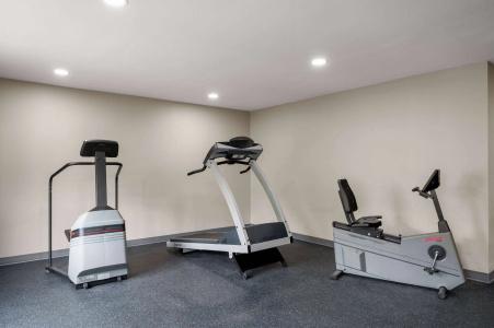 La Quinta Inn by Wyndham Indianapolis Airport Executive Dr - 12