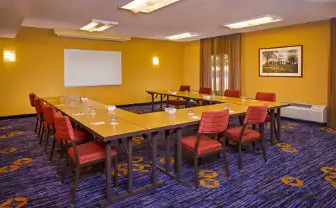 Courtyard by Marriott - 22