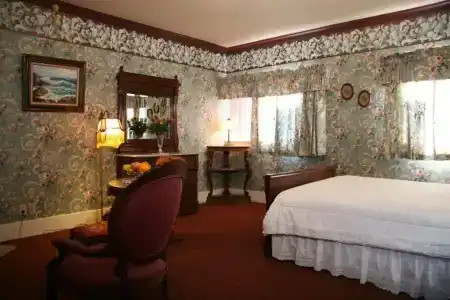 Martine Inn - 52