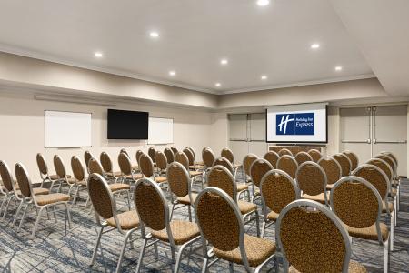 Holiday Inn Express & Suites Central - 30