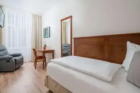 Best Western Plus Celebrity Suites - 5