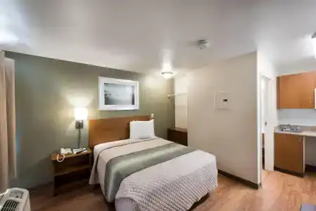 HomeTowne Studios by Red Roof Dallas - - 18