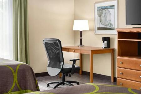 Super 8 by Wyndham Savannah - 55