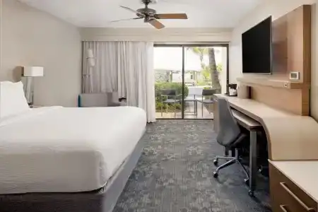 Courtyard by Marriott Waterfront - 33