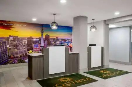 La Quinta Inn by Wyndham Indianapolis Airport Executive Dr - 10