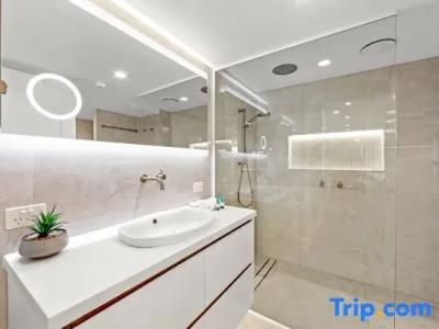 Burleigh Beach Tower - 208