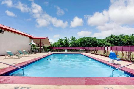 Days Inn by Wyndham West - 7