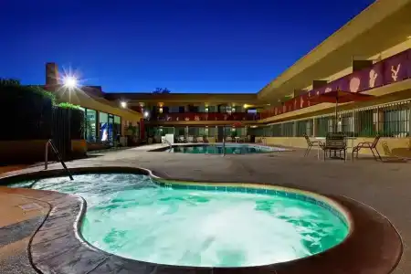 Best Western Royal Sun Inn & Suites - 16