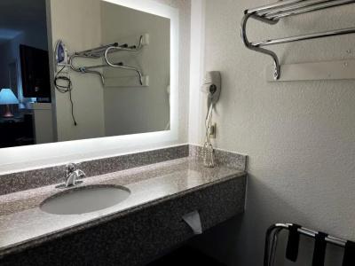Howard Johnson Houston Heights - Downtown - 33
