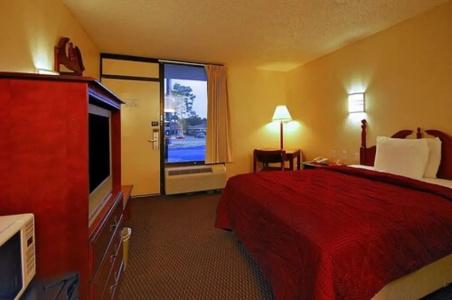 Super 6 Inn & Suites - 14