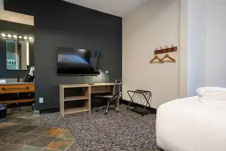Days Inn & Suites by Wyndham - 43
