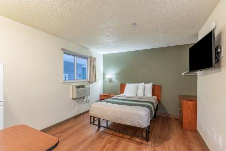 HomeTowne Studios by Red Roof Orlando - Casselberry - 15