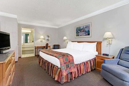 Days Inn by Wyndham Tucson City Center - 17