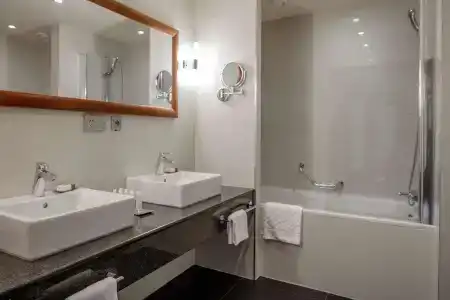 DoubleTree by Hilton Bratislava - 58