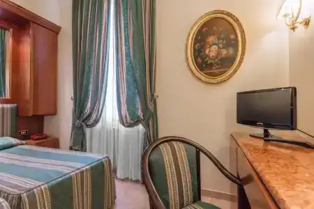 Raeli Lux - 27