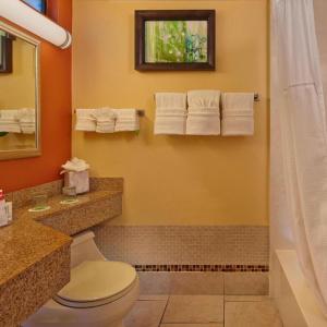 Courtyard by Marriott Waterfront - 9