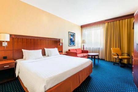 Courtyard by Marriott Prague City - 3