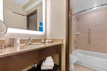 DoubleTree by Hilton - The Yarrow - 22