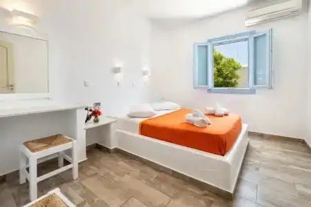 Stratos & Studios - 190