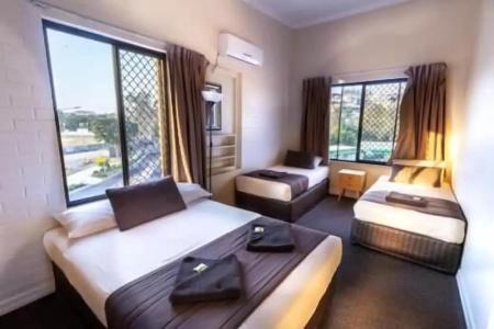 Kingsford Riverside Inn - 19