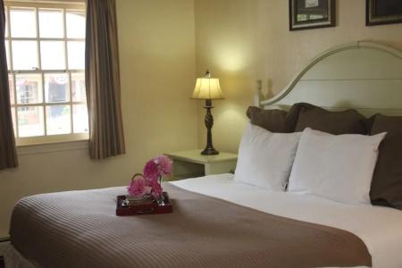 Hillwinds Inn - - 3