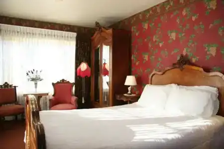 Martine Inn - 82