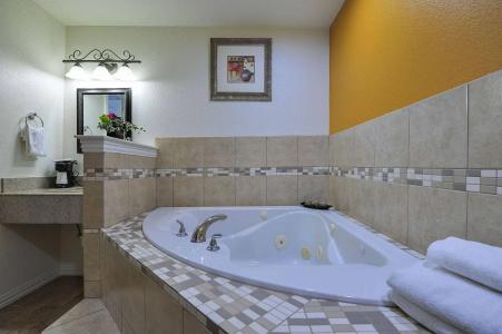 Romantic Inn & Suites - 12