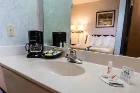 Days Inn by Wyndham Battlefield Rd/Hwy 65 - 10