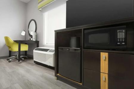 Hampton Inn & Suites/East - 9