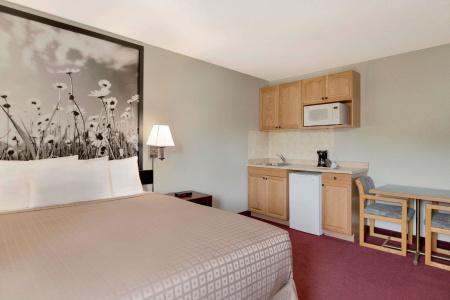 Quality Inn & Suites - 6