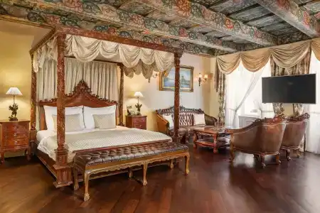 Iron Gate & Suites - 2